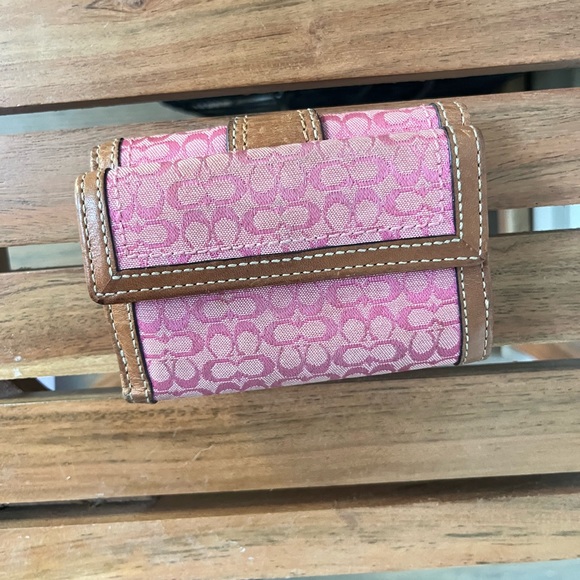 Adorable Coach wallet - Picture 3 of 5